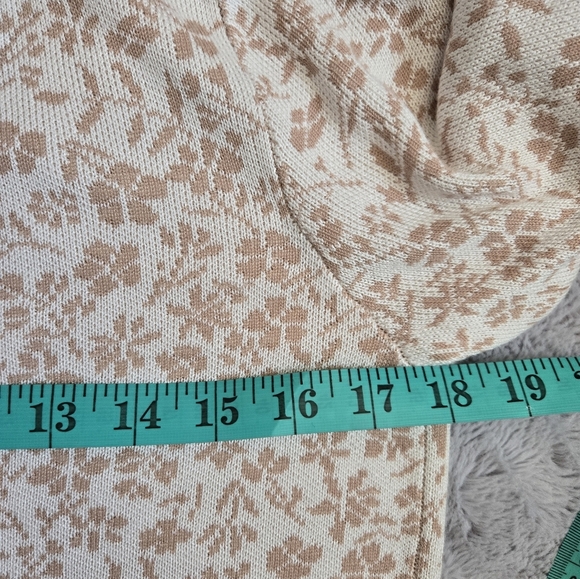 GEMMA + JANE Floral Jaquard Sweater Polo Top in White and Sand. Size Small - Picture 10 of 11